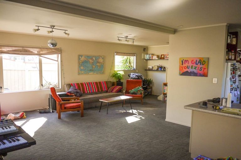 Photo of property in 2/131 Queens Drive, Lyall Bay, Wellington, 6022