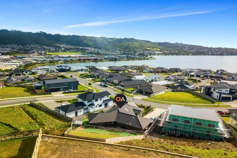 Photo of property in 117 Queen Charlotte Drive, Aotea, Porirua, 5024