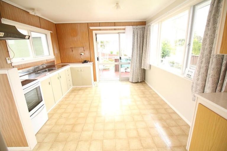 Photo of property in 5 Sunvue Road, Glen Eden, Auckland, 0602