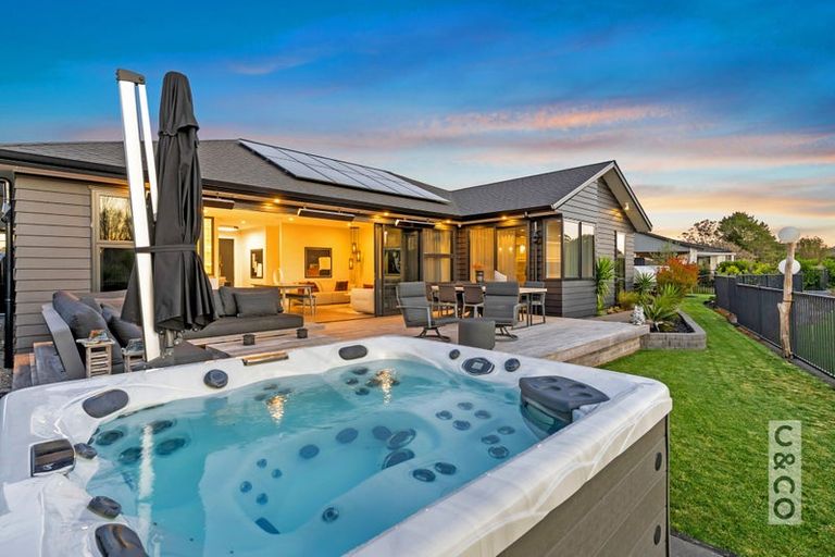 Photo of property in 21 Vogwill Road, Kumeu, 0810