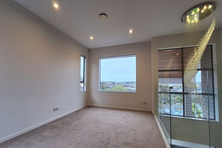 Photo of property in 8 Bintulu Place, Fairview Heights, Auckland, 0632