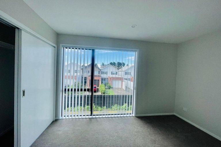 Photo of property in 2 Mikoikoi Crescent, Mangere Bridge, Auckland, 2022