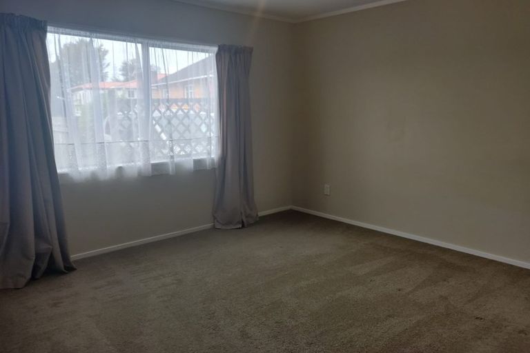 Photo of property in 2/65 Golf Road, New Lynn, Auckland, 0600