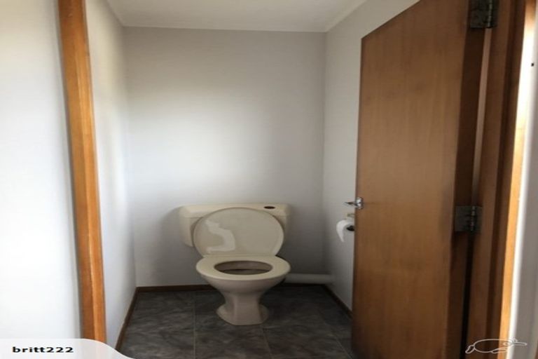 Photo of property in 28a Renata Crescent, Te Atatu Peninsula, Auckland, 0610