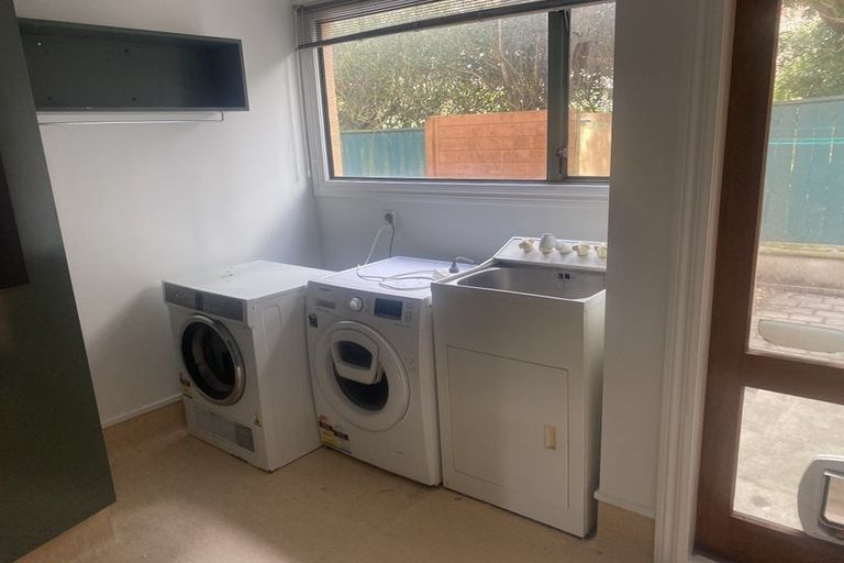 Photo of property in 28 Eccleston Hill, Thorndon, Wellington, 6011