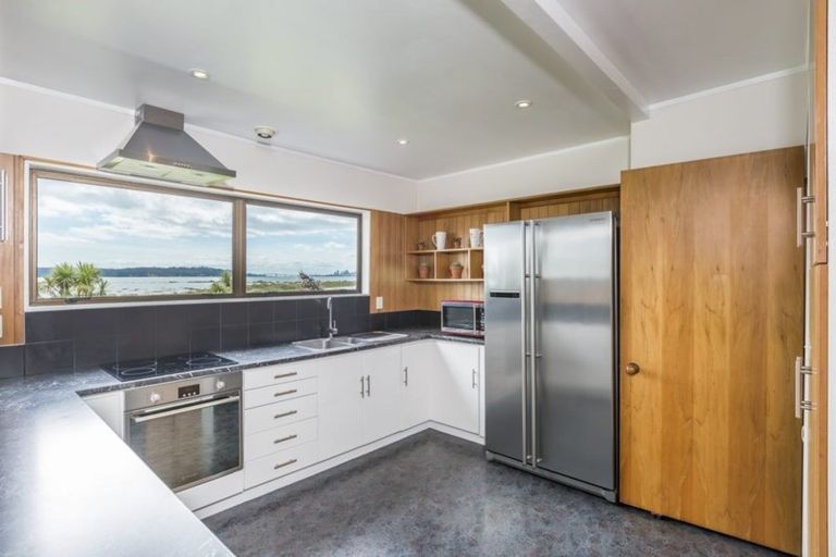 Photo of property in 44 Rewarewa Road, Te Atatu Peninsula, Auckland, 0610