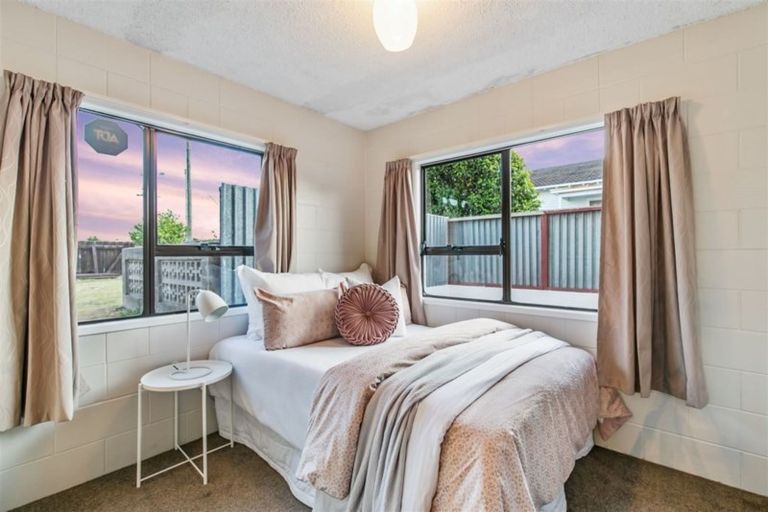 Photo of property in 1/2 Northall Road, New Lynn, Auckland, 0600