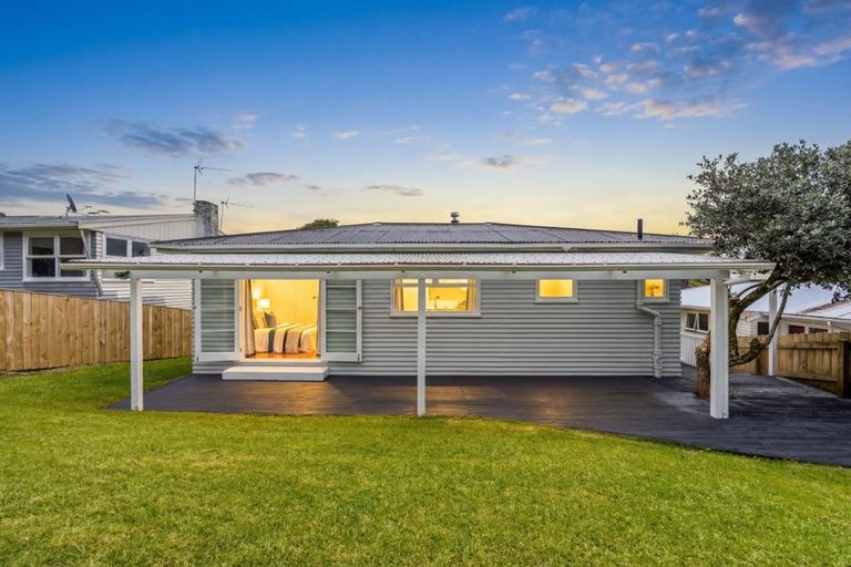 Photo of property in 2/13 Tilden Avenue, Hillcrest, Auckland, 0627