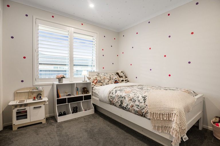 Photo of property in 8 Tahuna Minhinnick Drive, Glenbrook, 2681