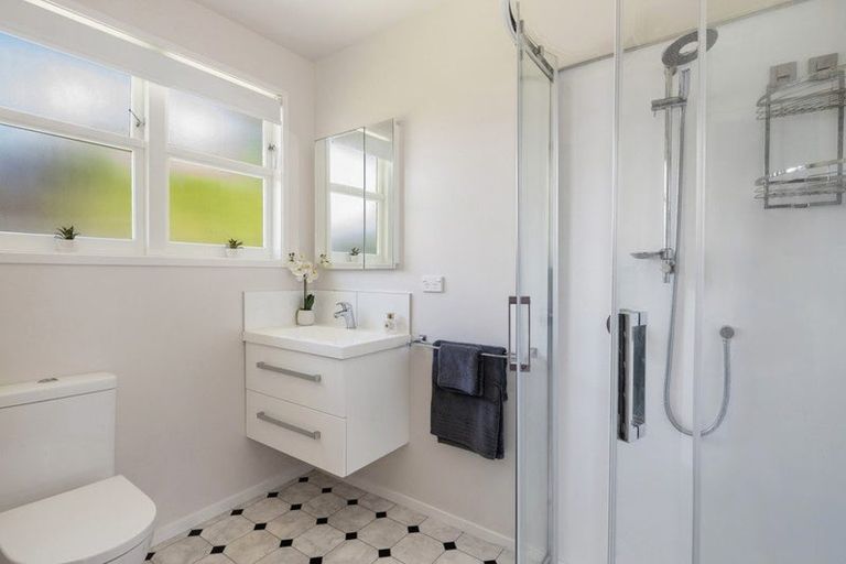 Photo of property in 12 Kahikatea Grove, Paparangi, Wellington, 6037