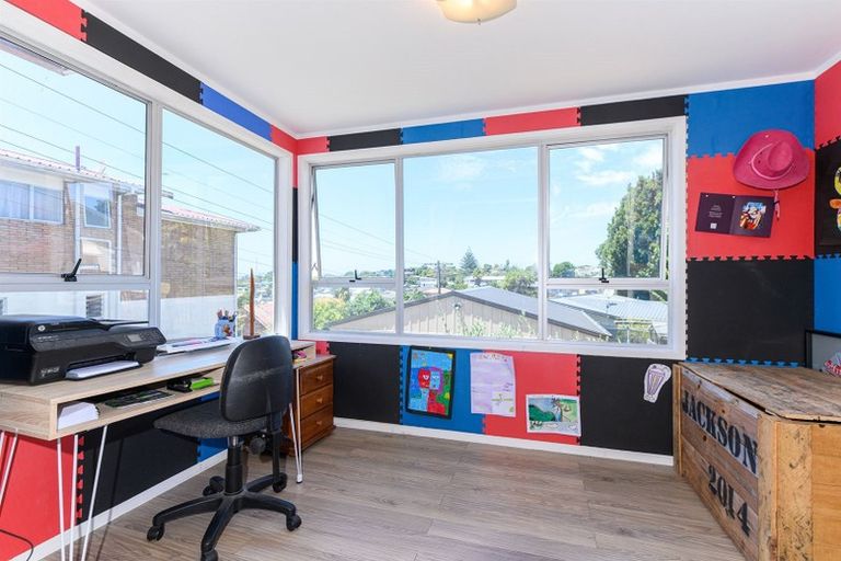 Photo of property in 112 Lincoln Park Avenue, Massey, Auckland, 0614