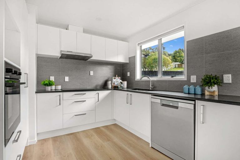 Photo of property in 9 Tahu Crescent, Sunnynook, Auckland, 0620