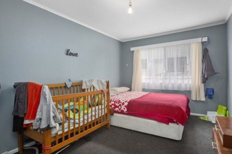Photo of property in 8 Gahagan Way, Newlands, Wellington, 6037