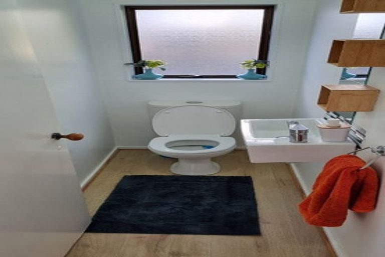 Photo of property in 11 Fernhaven Grove, Newlands, Wellington, 6037