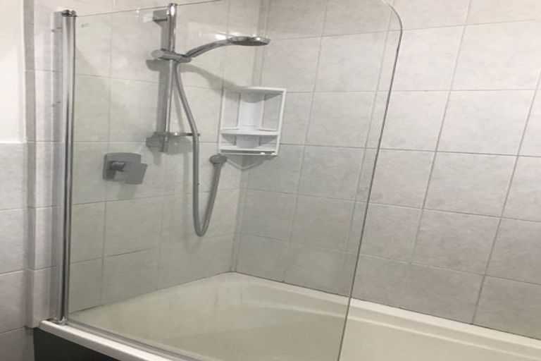 Photo of property in 33 Amberley Avenue, Te Atatu South, Auckland, 0610