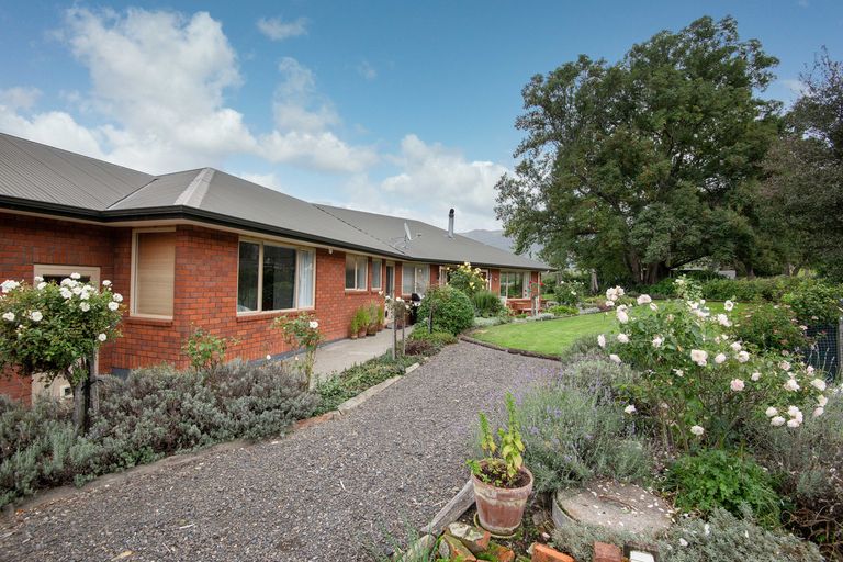 Photo of property in 16 Woodside Road, Woodside, Outram, 9073