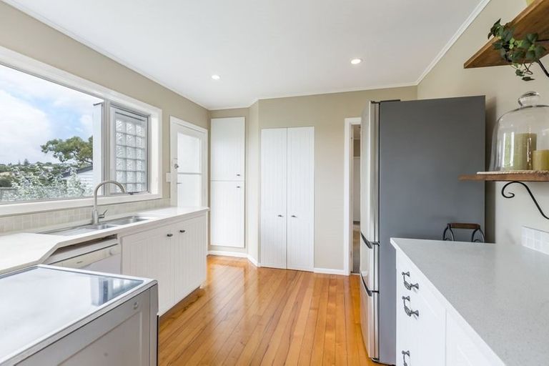 Photo of property in 1/19 Limmer Place, Browns Bay, Auckland, 0632