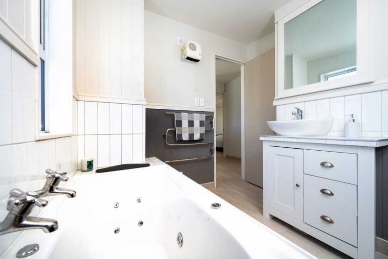 Photo of property in 2 Collison Terrace, Haumoana, 4102