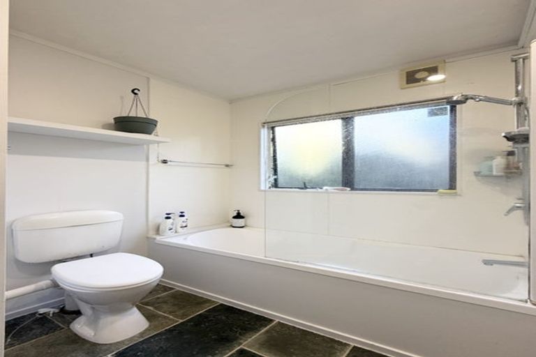 Photo of property in 2/3 Aorangi Place, Birkenhead, Auckland, 0626