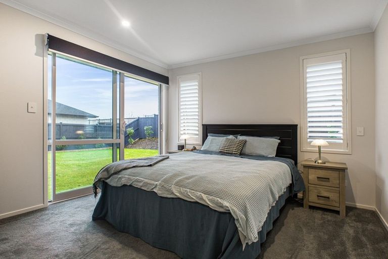 Photo of property in 8 Tahuna Minhinnick Drive, Glenbrook, 2681