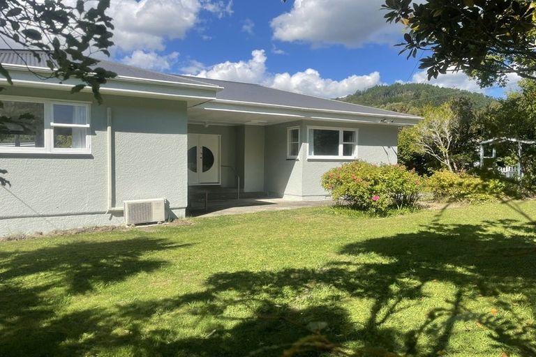 Photo of property in 31 Pinehaven Road, Pinehaven, Upper Hutt, 5019