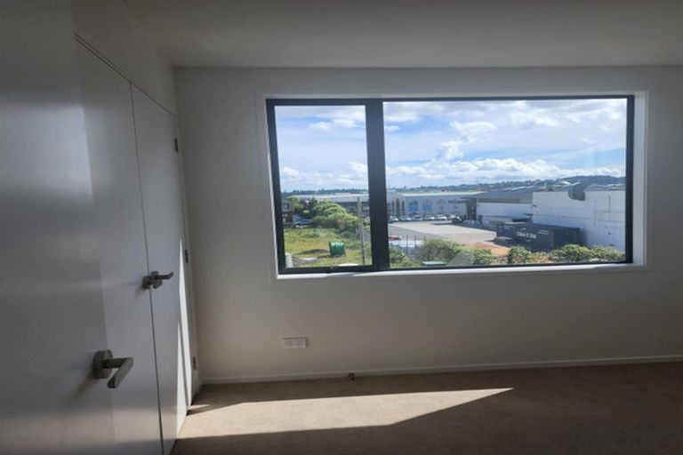 Photo of property in 16 Dorothy Thorpe Way, New Lynn, 0600