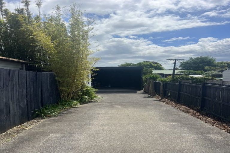 Photo of property in 9 Bishop Street, Green Bay, Auckland, 0604