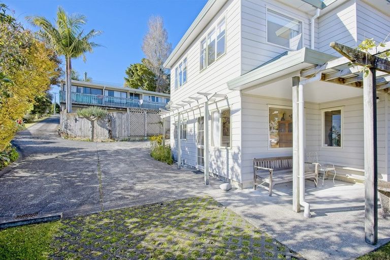 Photo of property in 2/30 Sunset Road, Unsworth Heights, Auckland, 0632
