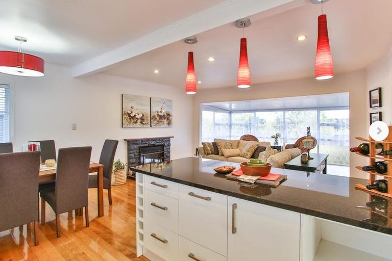 Photo of property in 16 Limmer Place, Browns Bay, Auckland, 0632