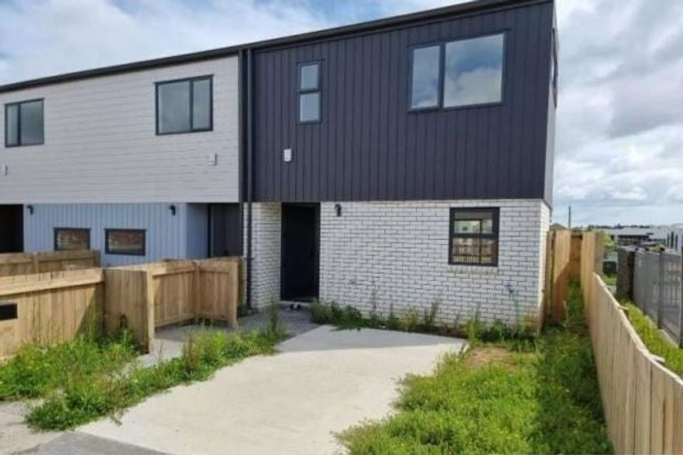 Photo of property in 16 Dorothy Thorpe Way, New Lynn, 0600