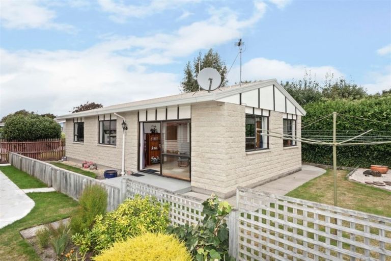 Photo of property in 92b Englefield Road, Northwood, Christchurch, 8051
