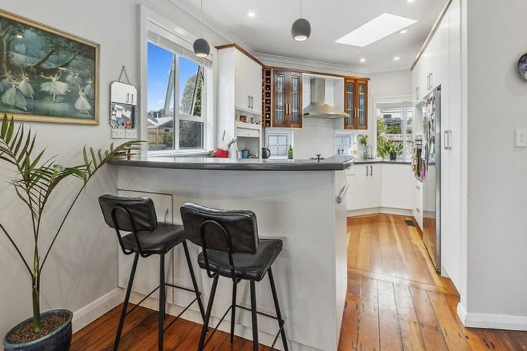 Photo of property in 101 Apu Crescent, Lyall Bay, Wellington, 6022