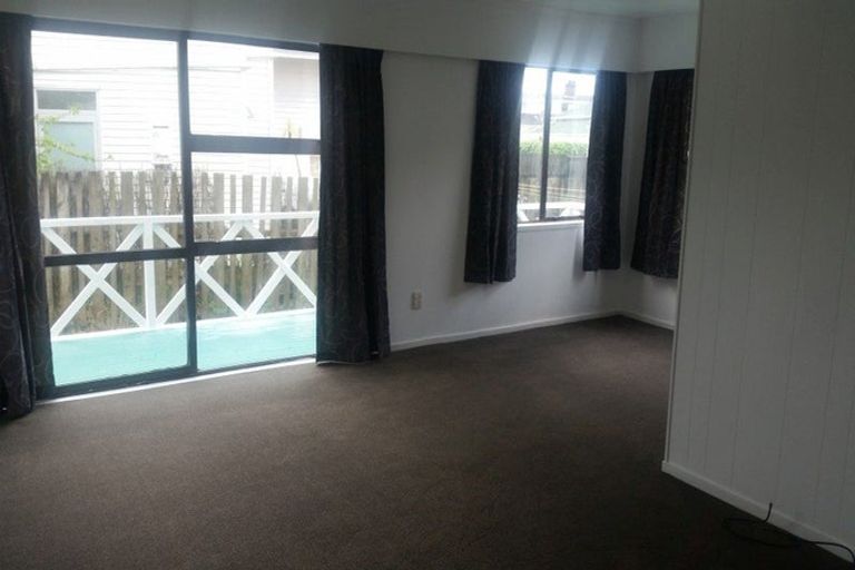 Photo of property in 18 Sulphur Beach Road, Northcote Point, Auckland, 0627