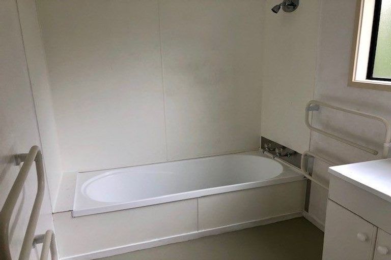 Photo of property in 1/12 Holiday Road, Stanmore Bay, Whangaparaoa, 0932