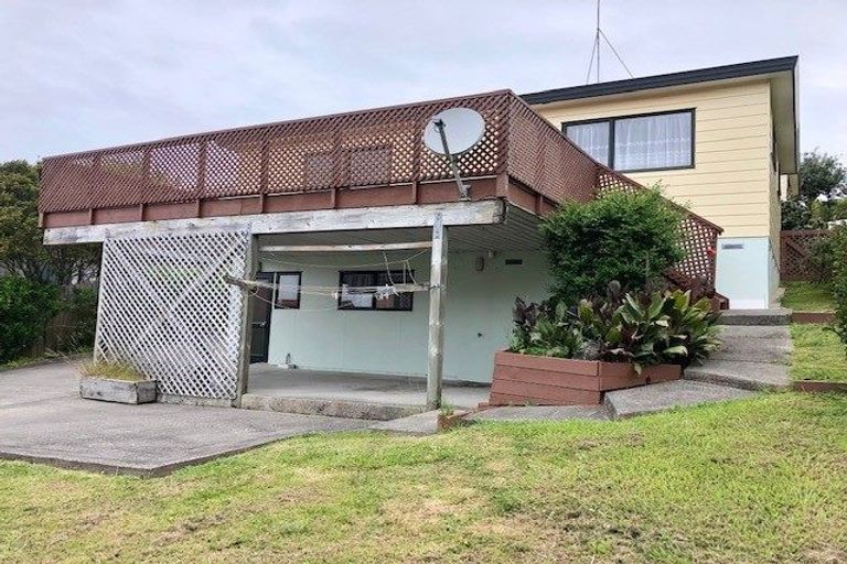 Photo of property in 1/12 Holiday Road, Stanmore Bay, Whangaparaoa, 0932