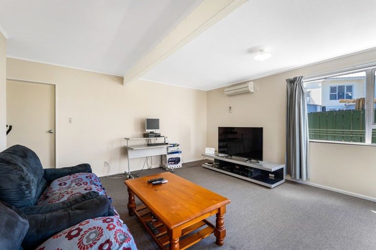 Photo of property in 9a Edgecombe Street, Newlands, Wellington, 6037