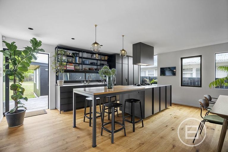 Photo of property in 4 Renata Crescent, Te Atatu Peninsula, Auckland, 0610
