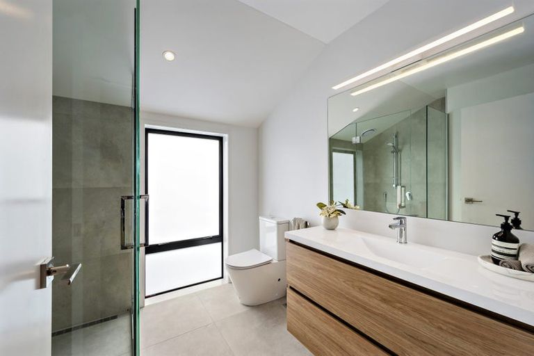 Photo of property in 96 Apu Crescent, Lyall Bay, Wellington, 6022