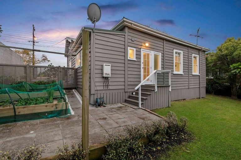 Photo of property in 229 Eskdale Road, Birkenhead, Auckland, 0626