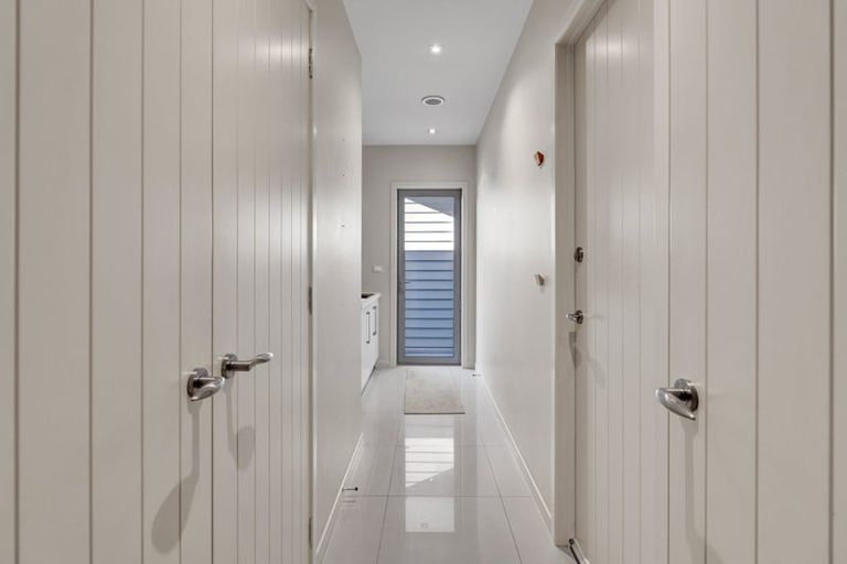 Photo of property in 1 Gleneagles Way, Waiwhakaiho, New Plymouth, 4312