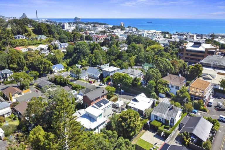 Photo of property in 10 Pendarves Street, New Plymouth, 4310