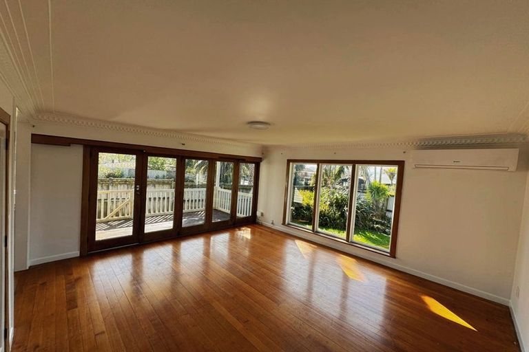 Photo of property in 17 Tauhinu Road, Greenhithe, Auckland, 0632
