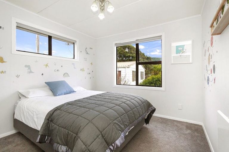 Photo of property in 2 Ryan Grove, Tawa, Wellington, 5028