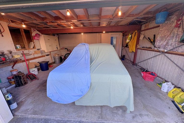 Photo of property in 5 Oakleigh Street, Maungaraki, Lower Hutt, 5010