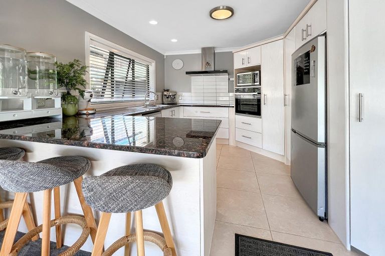 Photo of property in 15 Ina Ville Drive, Pukekohe, 2120