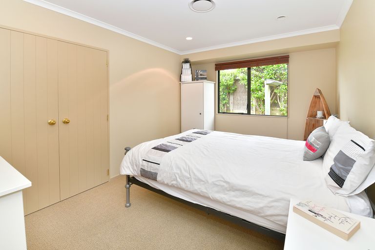 Photo of property in 15 Dorchester Place, Orewa, 0931