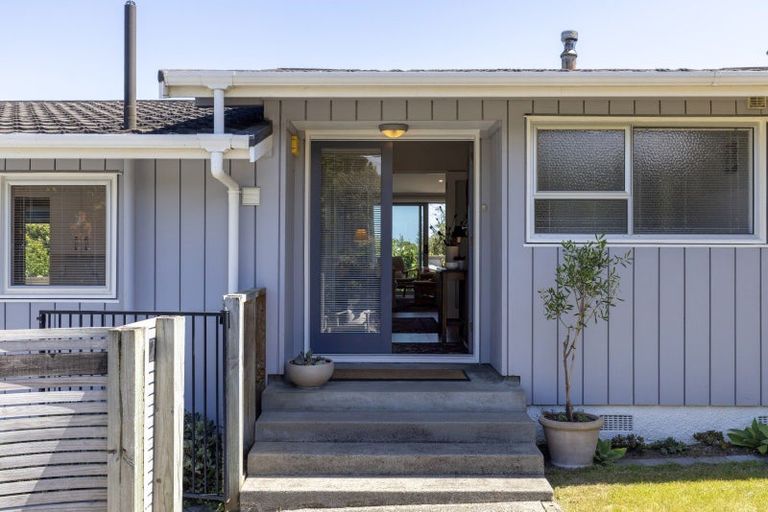 Photo of property in 7 Kawau Grove, Waikanae Beach, Waikanae, 5036