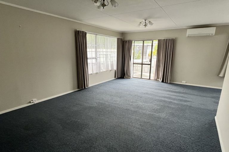 Photo of property in 201a Newlands Road, Newlands, Wellington, 6037