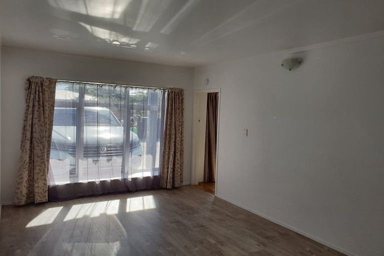 Photo of property in 1 Lowtherhurst Road, Massey, Auckland, 0614