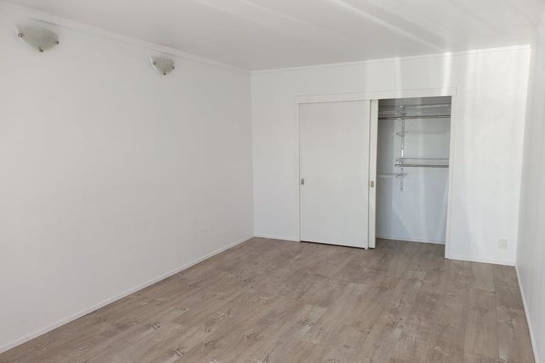 Photo of property in 1 Lowtherhurst Road, Massey, Auckland, 0614